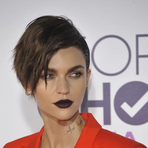 People Choice’s Awards 2017: Όλα τα beauty trends που πέρασαν από το κόκκινο χαλί