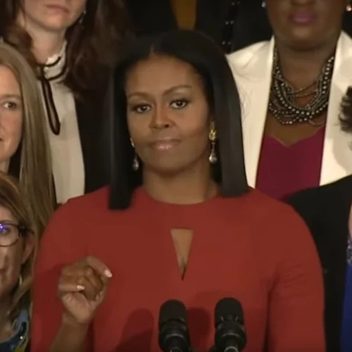 Michelle Obama: Με τρεμάμενη φωνή αποχαιρέτησε το Λευκό Οίκο (video)