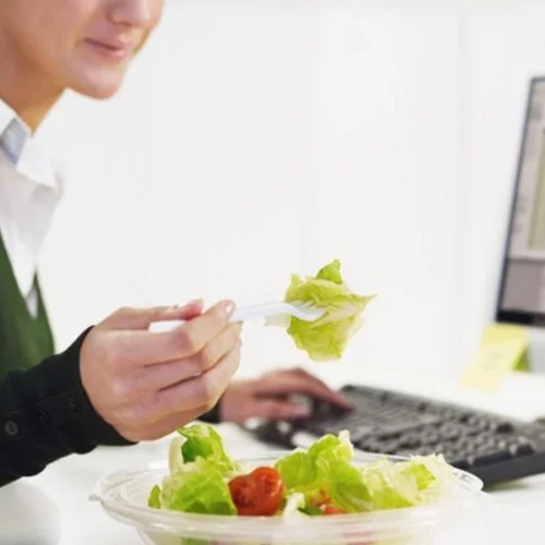 Έρευνα: Γιατί αν τρως λίγο και συχνά θα είσαι πάντα αδύνατη!