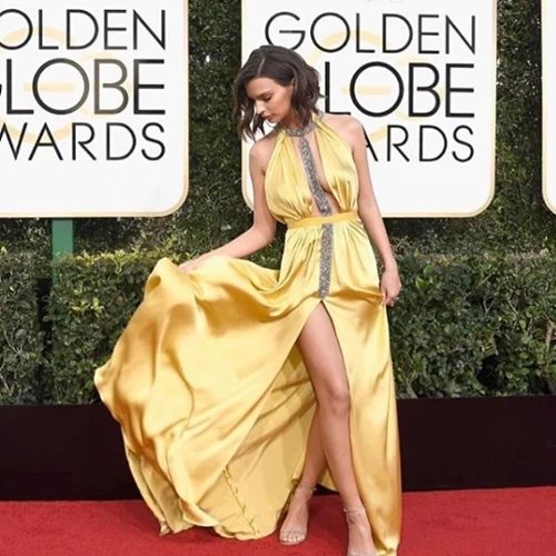 Χρυσές Σφαίρες 2017: Το σέξι ατύχημα της Emily Ratajkowski στο κόκκινο χαλί