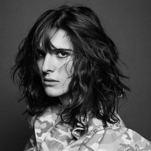 Το Love Magazine εύχεται «Καλή χρονιά» με το πιο αισθησιακό βίντεο από την Hari Nef