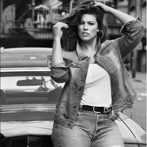 Ashley Graham: Ποζάρει ως άλλη Pamela Anderson