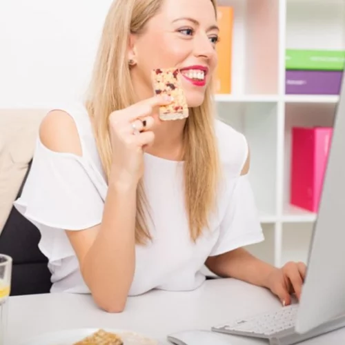 Γιατί είναι τόσο απαραίτητα τα σνακ και ποια να διαλέξεις; Η διαιτολόγος απαντά