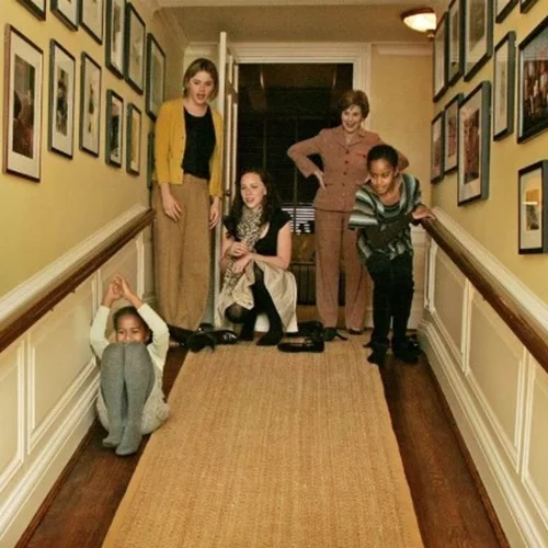 Malia και Sasha Obama: Οι φωτογραφίες από τις πρώτες στιγμές τους στον Λευκό Οίκο