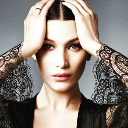 Bella Hadid: Η παράδοξη κοινή λεπτομέρεια στις τελευταίες της εμφανίσεις