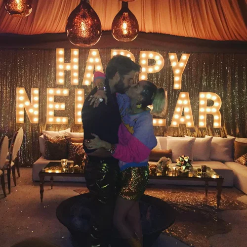 Miley Cyrus - Liam Hemsworth: Με ένα λαμπερό πάρτι υποδέχθηκαν το νέο έτος