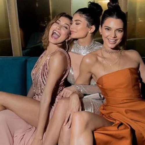 To «λάθος» της φωτογραφίας γέμισε απορία τους θαυμαστές των αδερφών Jenner