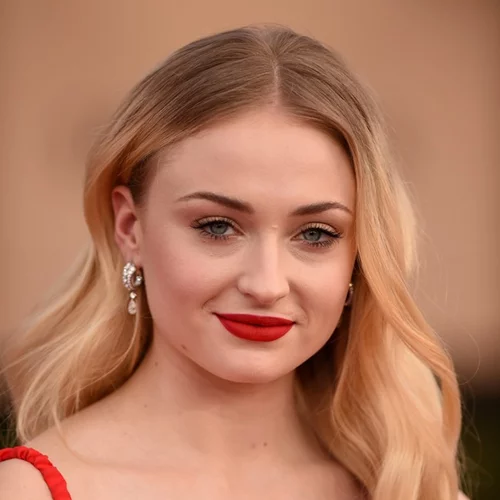 Η Sophie Turner αρραβωνιάστηκε και εμείς ξέρουμε μία beauty λεπτομέρεια που πρέπει να μάθεις
