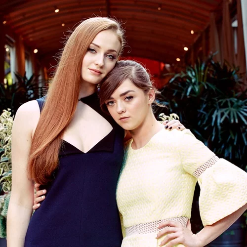 Maisie Williams-Sophie Turner: Η γλυκιά στιγμή στο κόκκινο χαλί!