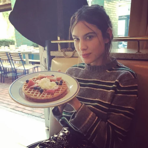 H Alexa Chung είναι ερωτευμένη με αυτό το πουλόβερ