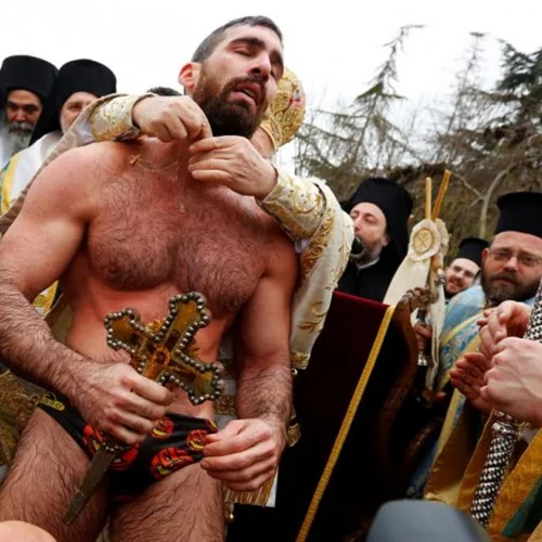 Ο κούκλος που έπιασε τον Σταυρό στην Κωνσταντινούπολη φωτογραφίζεται σχεδόν γυμνός!