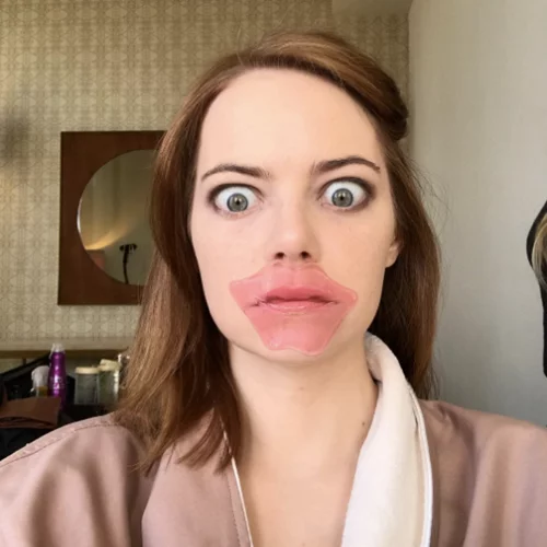 Ο χαμός με την μάσκα χειλιών της Emma Stone και πού θα την βρεις