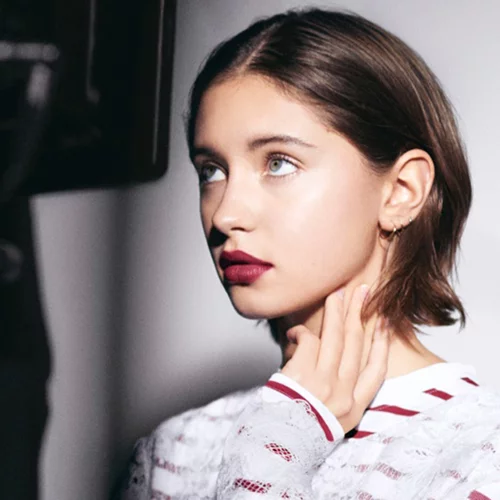 Iris Law: Πρωταγωνιστεί στη νέα beauty καμπάνια της Burberry