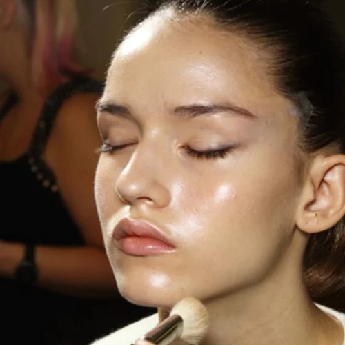 Ο πιο περίεργος και ασυνήθιστος τρόπος να κάνεις το μακιγιάζ σου να διαρκέσει για ώρες!