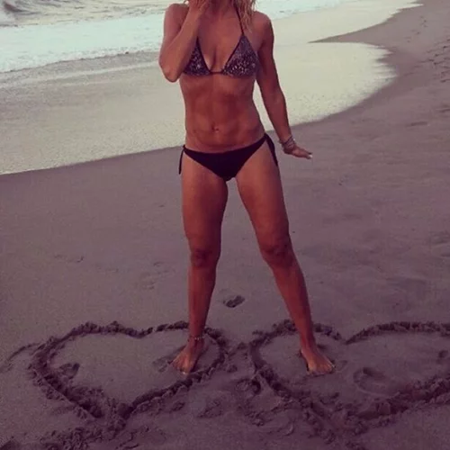 Μπορείς να μαντέψεις ποια Ελληνίδα ηθοποιός έχει αυτούς τους κοιλιακούς;