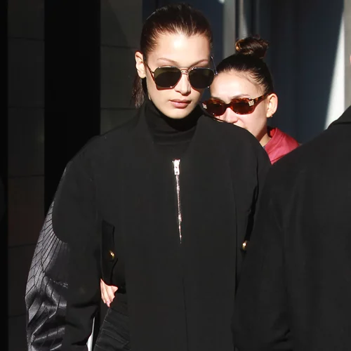 Total black ντύσιμο: Η Βella Hadid παραδίδει μαθήματα στυλ