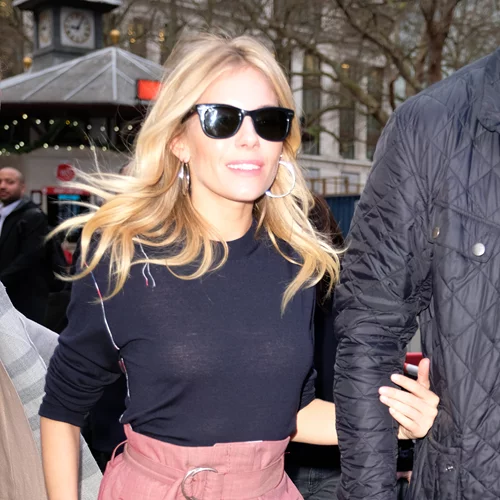 Sienna Miller: Φόρα το ψηλόμεσο παντελόνι που έχεις ήδη στη ντουλάπα σου