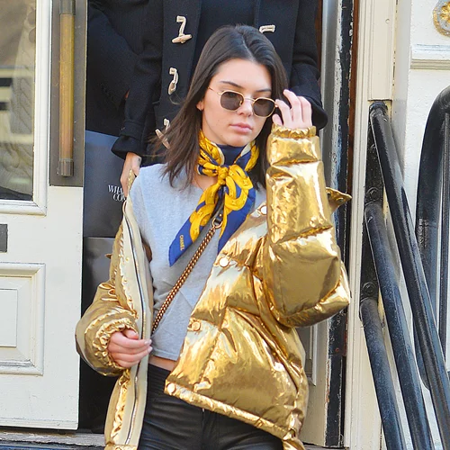 Kendall Jenner | Κάνει ποδήλατο με το πιο περιζήτητο παλτό της σεζόν