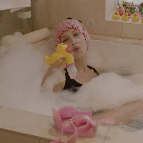 Bella Hadid: Μας υποδέχεται στην μπανιέρα του σπιτιού της (βίντεο)