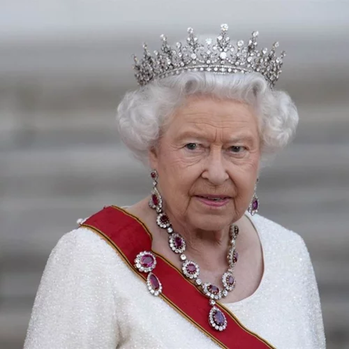 Βασίλισσα Ελισάβετ: Δε θα πιστεύεις πώς χρησιμοποιεί τις τσάντες της