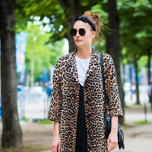 Φόρα ΑΛΛΙΩΣ τα ρούχα που ήδη έχεις (το t-shirt, το παλτό, το μικρό μαύρο φόρεμα)