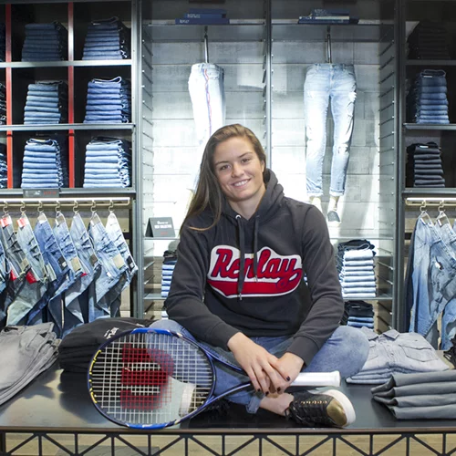 Η τενίστρια Μαρία Σάκκαρη είναι το νέο πρόσωπο της Replay!