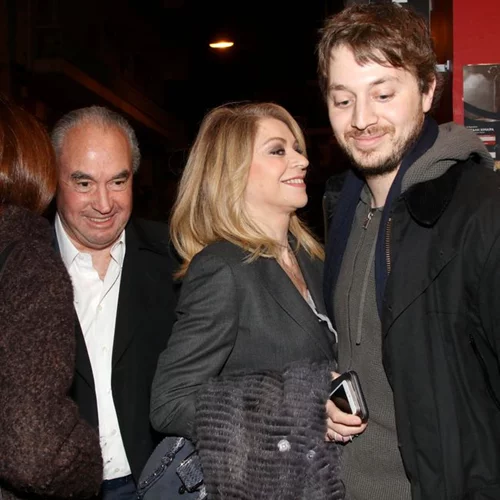 Έλλη Στάη: Σπάνια βραδινή έξοδος με το σύντροφό της και το γιο της