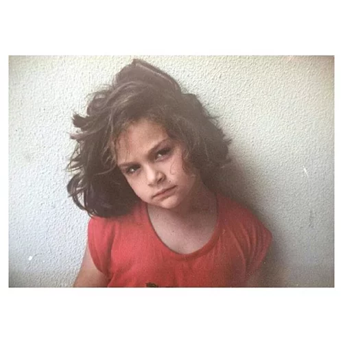 Ποια γνωστή τραγουδίστρια είναι το κοριτσάκι της φωτογραφίας;