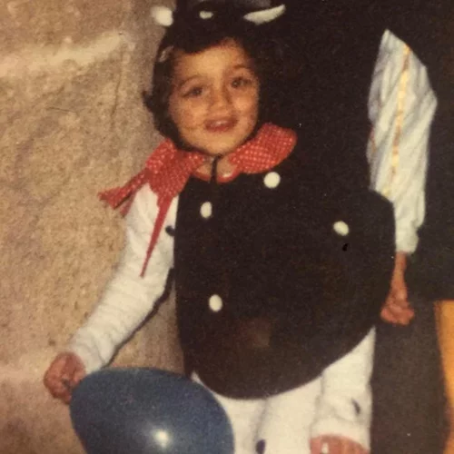 Αναγνωρίζεις την ξανθιά παρουσιάστρια της φωτογραφίας;