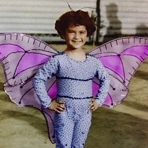 Ποια γνωστή ελληνίδα τραγουδίστρια είναι το κοριτσάκι της φωτογραφίας;