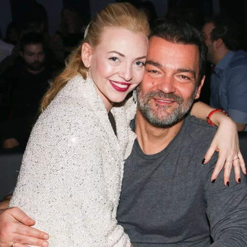 Κωνσταντίνος Καζάκος - Ιωάννα Μαρτζούκου: Τα τρυφερά φιλιά του ζευγαριού