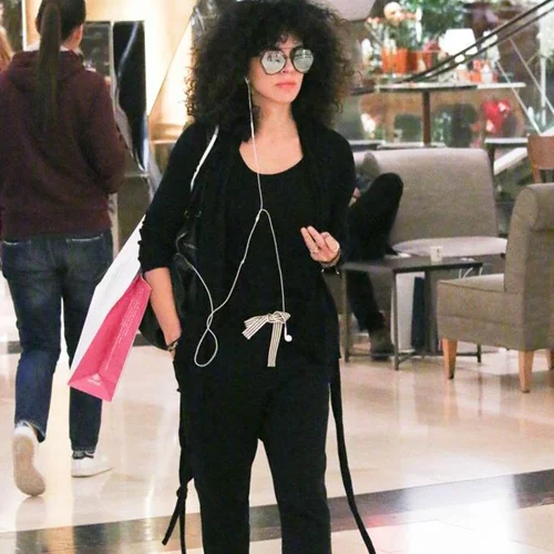 Μαρία Σολωμού: Βόλτα στα μαγαζιά με total black look