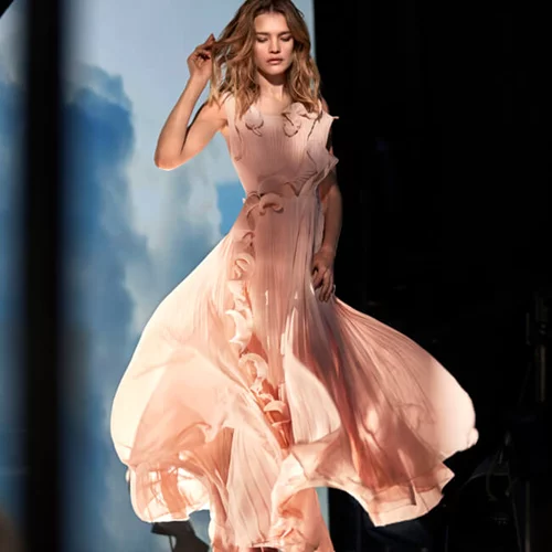 H&M Conscious: Δες σκουπίδια να μεταμορφώνονται σε ένα υπέροχο φόρεμα (βίντεο)