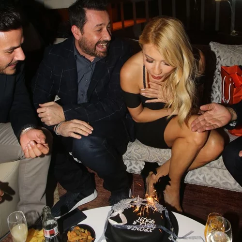 Φαίη Σκορδά: Εντυπωσιακή τούρτα - έκπληξη για τα γενέθλιά της