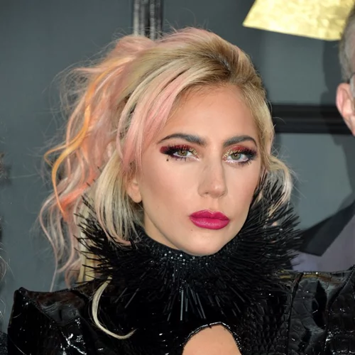 Ούτε εμείς πιστεύουμε που το λέμε, αλλά θέλουμε (ΤΩΡΑ) το χρώμα μαλλιών της Lady Gaga