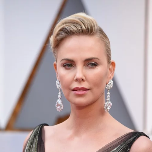 Charlize Theron | Αποκαλύπτει πως κάπνιζε μαριχουάνα!