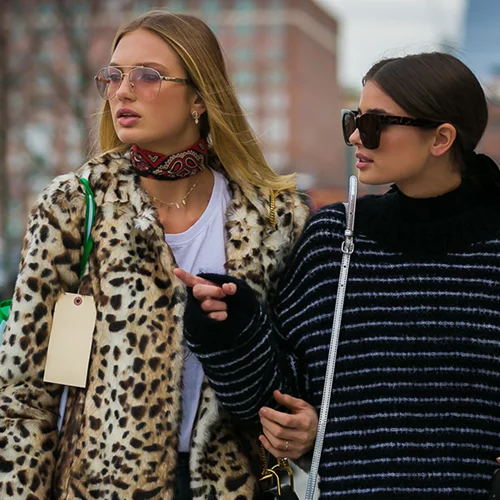 Οι συνθετικές γούνες της σεζόν που θα αναβαθμίσουν το στιλ σου