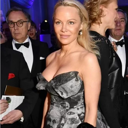 Pamela Anderson: Εντελώς αγνώριστη σε βραδινή της έξοδο