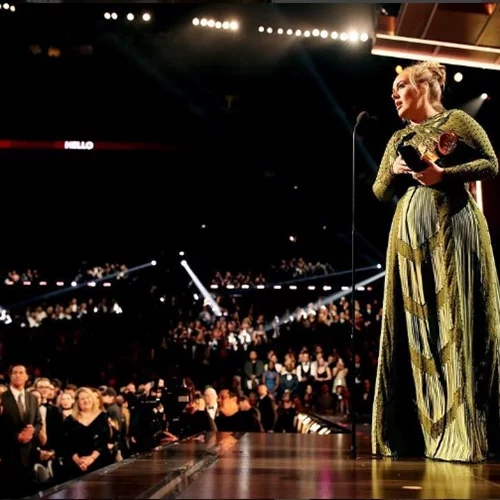 Adele: Λυγίζει στη σκηνή των Grammy! Σε ποιον αφιέρωσε το βραβείο της;
