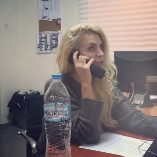 Κατερίνα Καινούργιου: Χωρίς μακιγιάζ στο γραφείο της εκπομπής της (video)