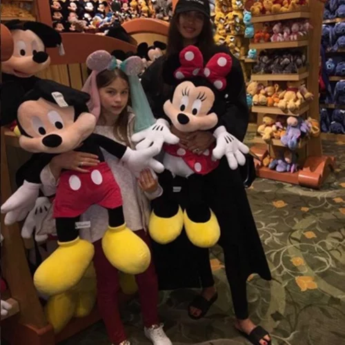 Irina Shayk: Με total black look βρέθηκε στη Disneyland!