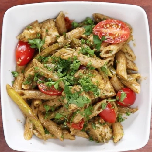 Light γεύμα για το γραφείο με πέννες ολικής άλεσης και φιλέτο κοτόπουλου