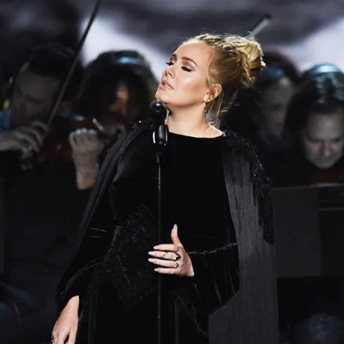 Adele: Το αναπάντεχο ξέσπασμα κατά τη διάρκεια της ερμηνείας της στα Grammy