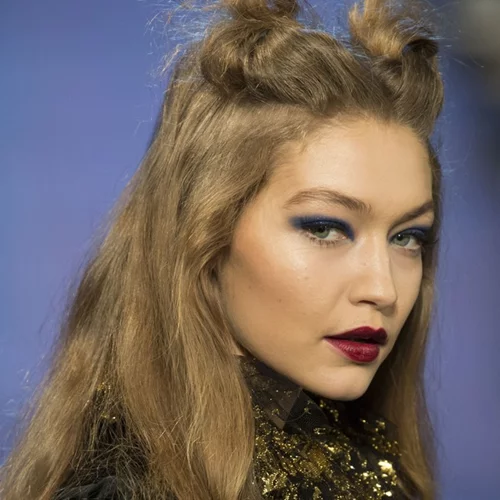 Anna Sui F/W 2017-2018: Η αποθέωση της μπλε σκιάς!