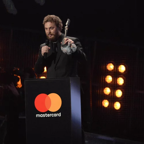 Brit Awards 2017: Tα λόγια του γιου του David Bowie στη σκηνή των βραβείων