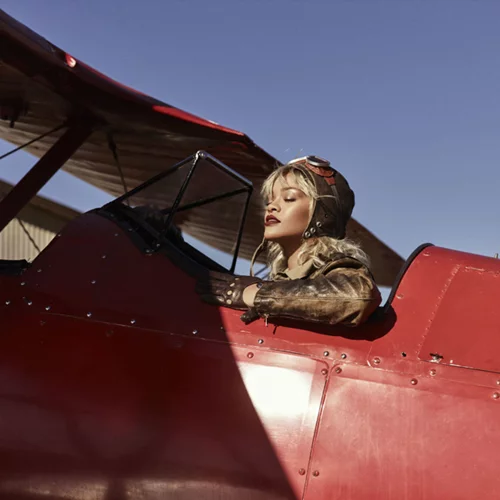 Rihanna: Ως άλλη Amelie Earhart στην πιο εντυπωσιακή της φωτογράφιση!