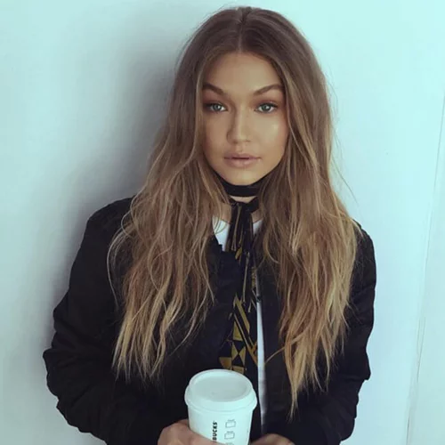 Gigi Hadid: Με κόκκινα μαλλιά στη νέα καμπάνια της Versace