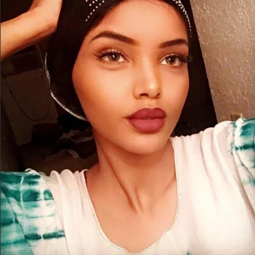 Halima Aden: Τo μοντέλο με χιτζάμπ που πρωταγωνίστησε στο Yeezy show