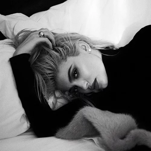 Kylie Jenner: Με στριφτό τσιγάρο σε νέες σέξι φωτογραφίες