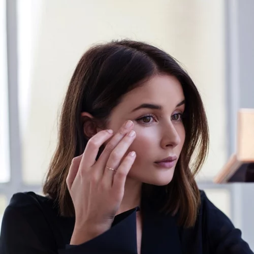 Το concealer που λατρεύουν οι beauty bloggers είναι επιτέλους εδώ!